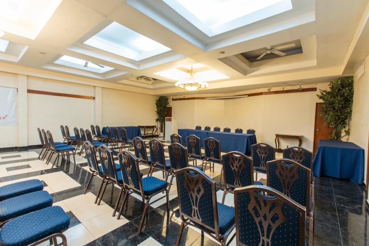 Le Plaza Hotel بورت أو برنس المظهر الخارجي الصورة